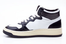 Lade das Bild in den Galerie-Viewer, Autry Action Shoes Sneaker Medalist Mid Women white black AUMWWB01
