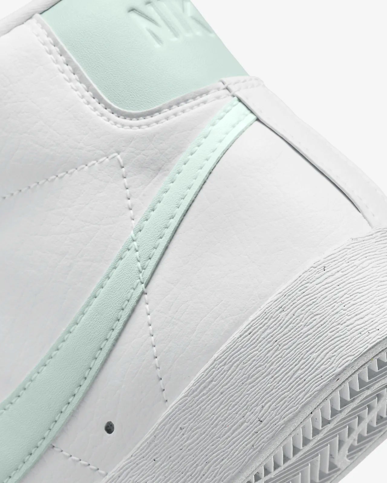 Nike Blazer Mid ‘77 Next Nature white barelygreen DQ4124-102