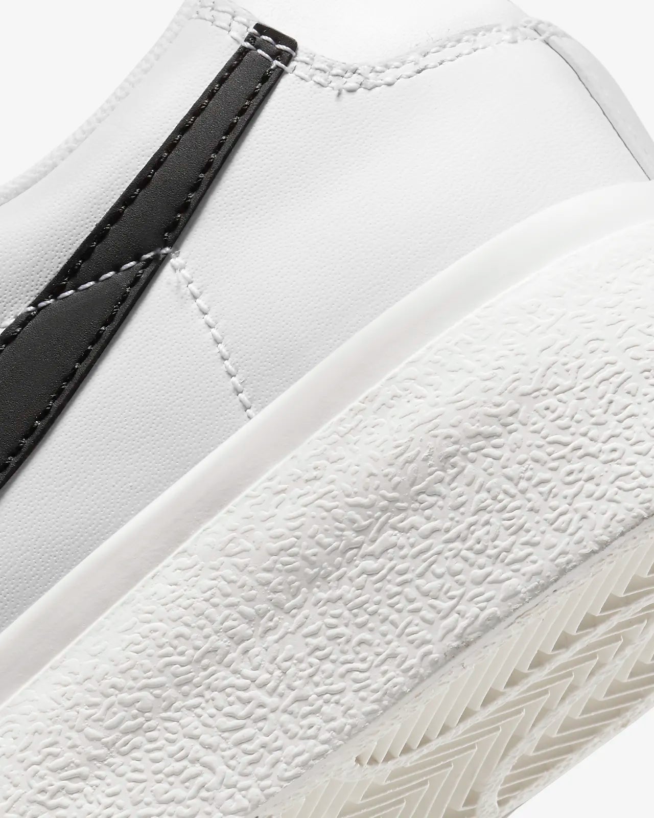 Nike Blazer Low Platform white black DJ0292-101