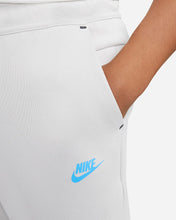 Lade das Bild in den Galerie-Viewer, Nike Sportswear Tech Fleece Jogginghose Light Iron DV0538-012
