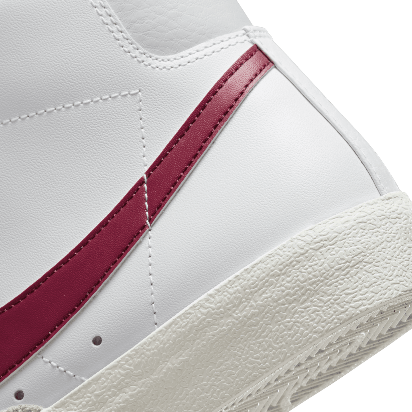 Nike Blazer Mid ‘77 white beetroot BQ6806-120