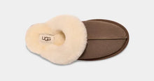 Lade das Bild in den Galerie-Viewer, UGG Scuffette II Hausschuh Espresso 1106872
