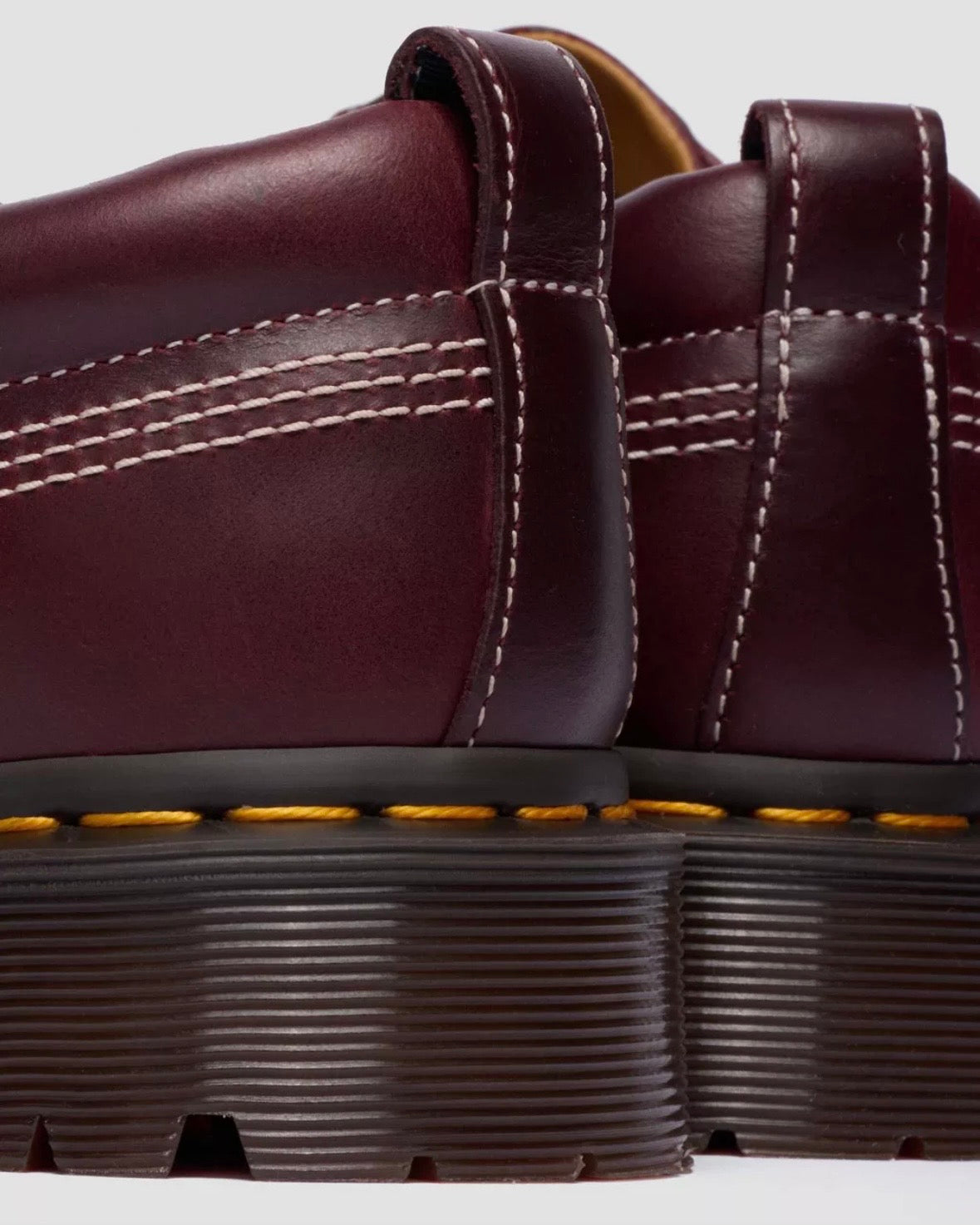 Dr.Martens Lowell Moc Toe Cherry Red Orleans 31817600