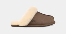 Lade das Bild in den Galerie-Viewer, UGG Scuffette II Hausschuh Espresso 1106872
