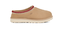 Lade das Bild in den Galerie-Viewer, UGG Tasman Pantoffel SAND/DARK CHERRY 5955
