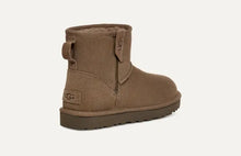 Lade das Bild in den Galerie-Viewer, UGG Classic Mini Bailey Zip Boot Hickory 1151230
