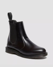 Lade das Bild in den Galerie-Viewer, Dr.Martens Chelsea Boots Flora Black Polished Smooth 32217001
