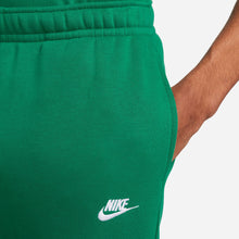 Lade das Bild in den Galerie-Viewer, Nike Sportswear Club Jogginghose Fleece Malachite BV2671-365
