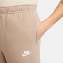 Lade das Bild in den Galerie-Viewer, Nike Sportswear Club Jogginghose Fleece Khaki BV2737-247
