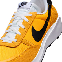 Lade das Bild in den Galerie-Viewer, Nike Waffle Nav Gold White Black FJ4195-700
