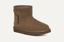 Lade das Bild in den Galerie-Viewer, UGG Classic Mini Bailey Zip Boot Hickory 1151230
