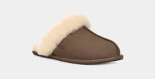 Lade das Bild in den Galerie-Viewer, UGG Scuffette II Hausschuh Espresso 1106872
