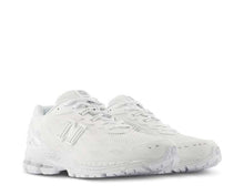 Lade das Bild in den Galerie-Viewer, New Balance U1906WFC White Silver
