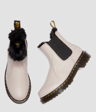 Lade das Bild in den Galerie-Viewer, Dr.Martens 2976 Leonore Chelsea Boots Taupe 31300348
