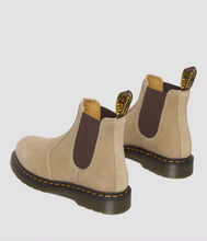 Lade das Bild in den Galerie-Viewer, Dr.Martens 2976 Savannah Tan Tumbled Nubuk 31697439
