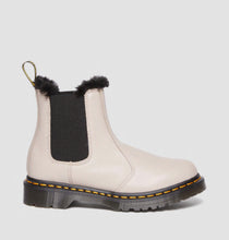 Lade das Bild in den Galerie-Viewer, Dr.Martens 2976 Leonore Chelsea Boots Taupe 31300348
