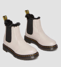 Lade das Bild in den Galerie-Viewer, Dr.Martens 2976 Leonore Chelsea Boots Taupe 31300348
