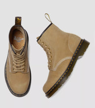 Lade das Bild in den Galerie-Viewer, Dr.Martens 1460 Savannah Tan Tumbled Nubuk 31695439
