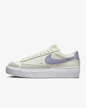 Lade das Bild in den Galerie-Viewer, Nike Blazer Low Platform sail indigo haze DJ0292-110
