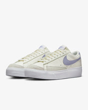 Lade das Bild in den Galerie-Viewer, Nike Blazer Low Platform sail indigo haze DJ0292-110
