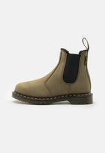 Lade das Bild in den Galerie-Viewer, Dr.Martens 2976 Warmwair Chelsea Boots DMS Olive 31143538
