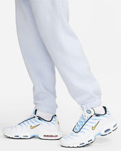 Lade das Bild in den Galerie-Viewer, Nike Sportswear Club Jogginghose Fleece Football Grey BV2737-085
