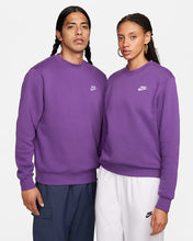 Lade das Bild in den Galerie-Viewer, Nike Sportswear Club Sweatshirt Fleece Purple Cosmos BV2662-599
