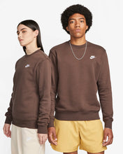 Lade das Bild in den Galerie-Viewer, Nike Sportswear Club Sweatshirt Fleece Baroque Brown BV2662-237

