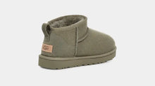 Lade das Bild in den Galerie-Viewer, UGG Ultra Mini Boot Moss Green 1116109
