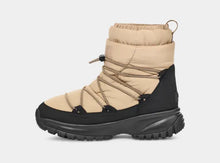 Lade das Bild in den Galerie-Viewer, UGG Yose Puffer Mid Boot Mustard Seed 1131978
