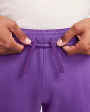 Lade das Bild in den Galerie-Viewer, Nike Sportswear Club Jogginghose Fleece Purple Cosmos BV2671-599
