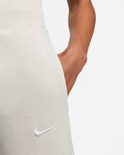 Lade das Bild in den Galerie-Viewer, Nike Sportswear Phoenix Fleece Jogginghose Light Orewood DQ5615-104
