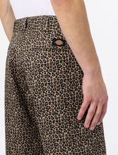 Lade das Bild in den Galerie-Viewer, Dickies Silver Firs Pant Leopard Print
