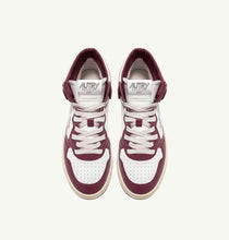 Lade das Bild in den Galerie-Viewer, Autry Action Shoes Sneaker Medalist Mid Women white burgundy AUMWWB13
