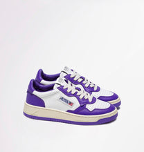 Lade das Bild in den Galerie-Viewer, Autry Action Shoes Sneaker Medalist Low Women white purple AULWWB05
