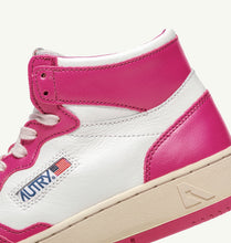 Lade das Bild in den Galerie-Viewer, Autry Action Shoes Sneaker Medalist Mid Women white fuchsia AUMWWB14
