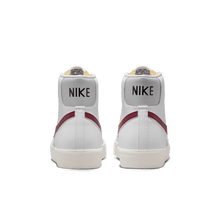 Lade das Bild in den Galerie-Viewer, Nike Blazer Mid ‘77 white beetroot BQ6806-120
