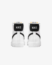 Lade das Bild in den Galerie-Viewer, Nike Blazer Mid ‘77 Next Nature white black DO1344-101
