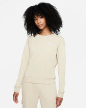 Lade das Bild in den Galerie-Viewer, Nike Sportswear Essential Sweatshirt beige BV4110-206

