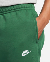 Lade das Bild in den Galerie-Viewer, Nike Sportswear Club Jogginghose Fleece gorge green BV2737-341
