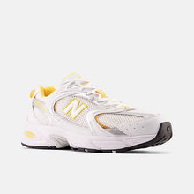 Lade das Bild in den Galerie-Viewer, New Balance MR530 PUT White Apricot Silver
