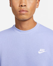 Lade das Bild in den Galerie-Viewer, Nike Sportswear Club Sweatshirt Fleece light thistle BV2662-569
