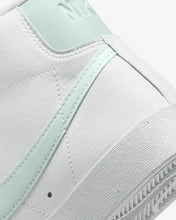 Lade das Bild in den Galerie-Viewer, Nike Blazer Mid ‘77 Next Nature white barelygreen DQ4124-102
