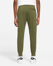 Lade das Bild in den Galerie-Viewer, Nike Sportswear Club Jogginghose rough green BV2679-326
