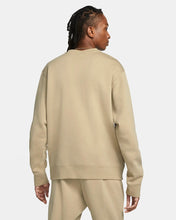 Lade das Bild in den Galerie-Viewer, Nike Sportswear Club Sweatshirt Fleece limestone BV2662-250

