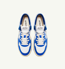 Lade das Bild in den Galerie-Viewer, Autry Action Shoes Sneaker Medalist Mid Woman white princ blue AUMWWB15
