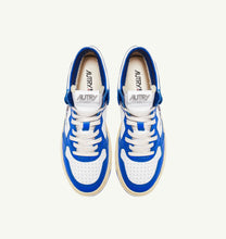 Lade das Bild in den Galerie-Viewer, Autry Action Shoes Sneaker Medalist Mid Men white princ blue AUMMWB15
