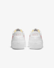 Lade das Bild in den Galerie-Viewer, Nike Blazer Low Platform white pink DJ0292-103
