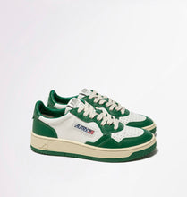 Lade das Bild in den Galerie-Viewer, Autry Action Shoes Sneaker Medalist Low Women white green AULWWB03
