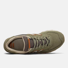 Lade das Bild in den Galerie-Viewer, New Balance Sneaker ML574 SOJ olive
